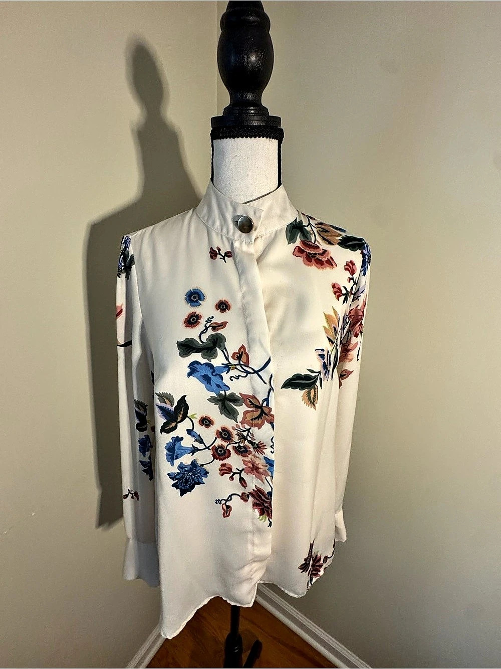 AIDEN Floral Mandarin Collar Blouse in White & Blue Size Small
